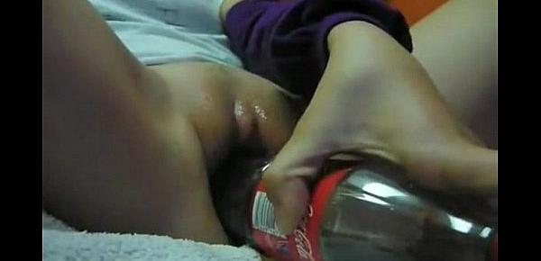  Vagabunda Atola Uma Garafa de Coca-Cola Na Buceta